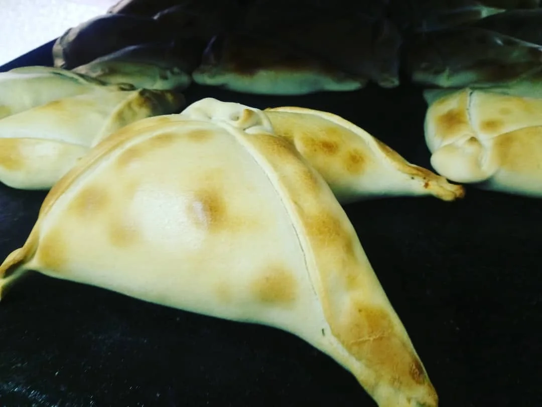 Empanadas de pino recién horneadas y doradas